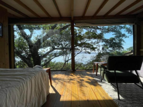 Casa da Arvore com Vista para lagoa e acesso por barco ou trilha